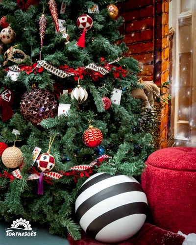 Sapin de Noël décoré avec des ornements baroques et une ambiance Renaissance.